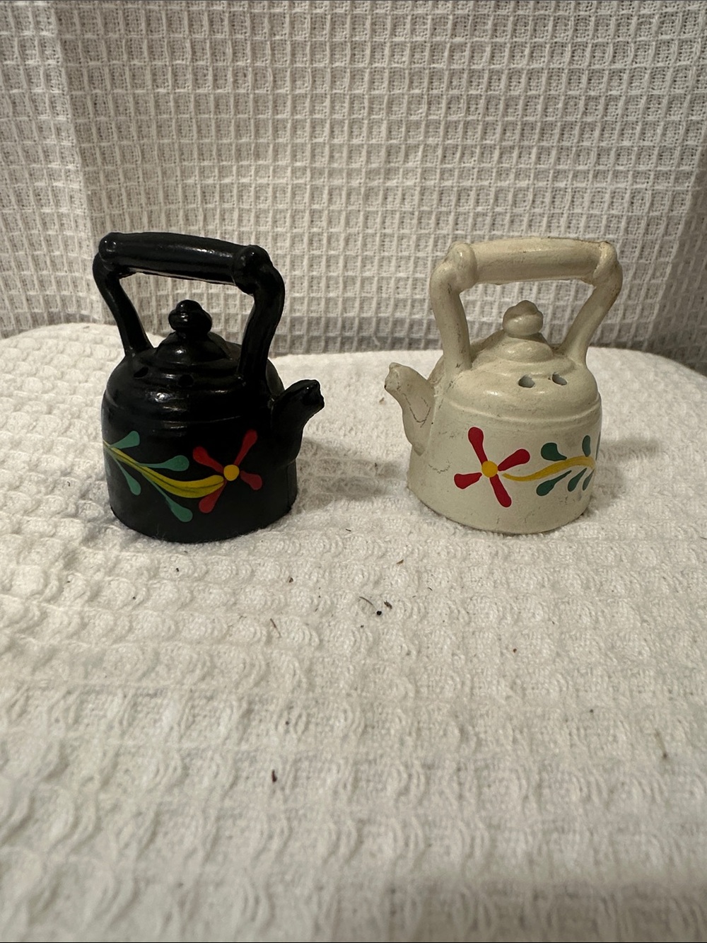 Decorative  heavy medal Black and Cream Teapot Salt & Pepper Shaker Set